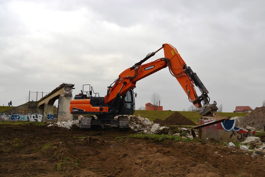 Doosan DX255LC-5 baut historische Rohrbrücke zurück